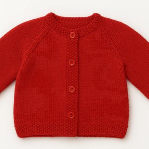 Könnte beinhalten: Ein leuchtend roter Cardigan. Dieser Strickpullover hat einen runden Ausschnitt, lange Ärmel und gerippte Bündchen und Saum. Er wird mit drei Knöpfen vorne geschlossen. Das Kleidungsstück ist aus weichem, warmem Material.