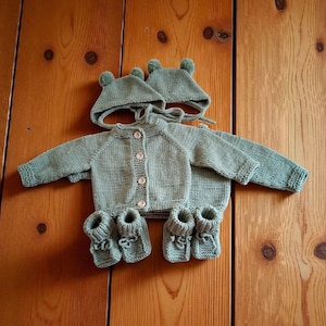 Handgestrickte Baby Set aus Merino Wolle: Jacke, Mütze & Schühchen