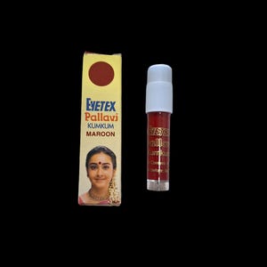 Puede incluir: Un pequeño tubo de kumkum de color marrón, un polvo tradicional indio utilizado para ceremonias religiosas y ocasiones auspiciosas. El tubo tiene una tapa blanca y la etiqueta dice "Eyetex Pallavi Kumkum Maroon".