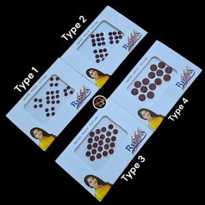Puede incluir: Cuatro paquetes de pegatinas bindi con contorno impermeable, cada uno con una disposición diferente de pequeños puntos rojo oscuro. Los paquetes están etiquetados como Tipo 1, Tipo 2, Tipo 3 y Tipo 4. Cada paquete presenta a una mujer con una blusa amarilla.