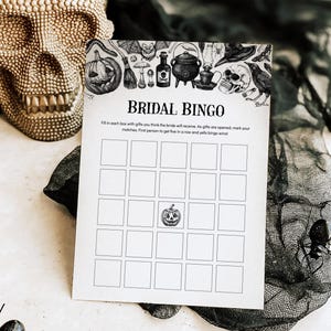 Plantilla editable de tarjeta de bingo para despedida de soltera gótica: Halloween, ella le lanzó un hechizo, calavera de caldero estilo vintage, actividad de fiesta de juegos, wbz2