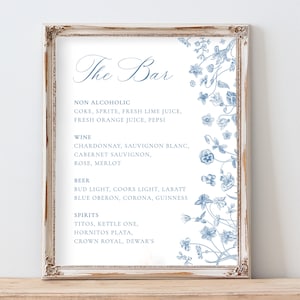 Plantilla de letrero editable para menú de bar: decoración de mesa para despedida de soltera en azul polvoriento, bebidas exclusivas para fiestas de primavera, letrero floral para recepción en el bar, gfr9