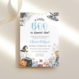 Halloween-Babypartyeinladungsvorlage - Ein kleiner Boo ist fast fällig, blauer Geist bearbeitbare Einladungskarte, oranger Kürbis, süße Fledermaus, hbs8