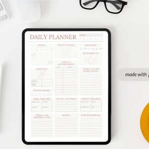 Può includere: Un planner giornaliero digitale sullo schermo di un tablet con sezioni per l'umore, gli obiettivi, gli appuntamenti, l'esercizio fisico, l'assunzione di acqua, il tracker dei pasti, le chiamate o le e-mail, il tracker del denaro, le cose da fare oggi, gli appunti e per domani. Il tablet è su una superficie bianca con una tastiera, una tazza di caffè e una pianta grassa in vaso.