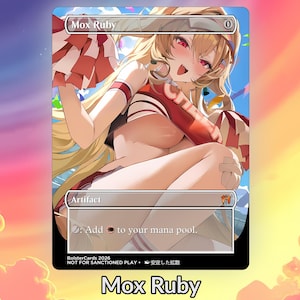 Puede incluir: Una carta Mox Ruby con un personaje de dibujos animados con un atuendo de animadora. El personaje tiene cabello rubio y ojos rojos, con un atuendo rojo y blanco. La carta está etiquetada como "Artifact" e incluye el texto "Add to your mana pool."