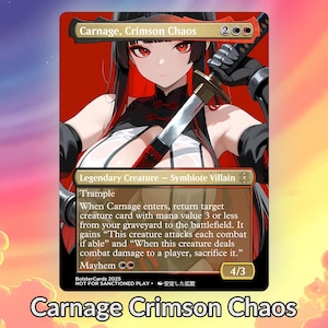 Könnte beinhalten: Eine Sammelkarte mit dem Charakter "Carnage, Crimson Chaos". Die Karte zeigt einen Anime-Charakter mit roten Augen und schwarzer und roter Kleidung, der ein Schwert hält. Die Karte hat einen goldenen und schwarzen Rand mit Text.