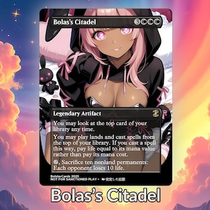 Könnte beinhalten: Eine Spielkarte mit dem Titel "Bolas's Citadel" und einer Anime-Illustration einer Frau mit rosa Haaren und Augen. Die Karte hat einen schwarzen Rand und enthält Spieltext. Ein kleines schwarzes Plüschkaninchen ist sichtbar.
