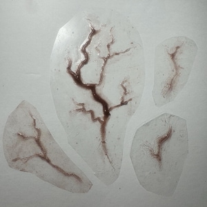 Puede incluir: Un juego de tres tazas de cerámica con un acabado moteado y mate. Cada taza presenta un color diferente: azul claro, crema y gris. Las tazas tienen un diseño simple y moderno y un asa cómoda.