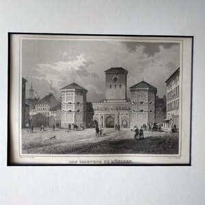 Pode incluir: Uma gravura em preto e branco do portão Isartor em Munique, Alemanha. O portão é uma estrutura grande e imponente com duas torres e um arco central. A gravura mostra o portão à distância, com pessoas caminhando na sua frente.