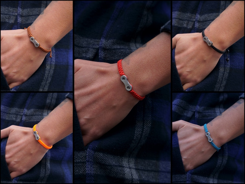 Pode incluir: Um conjunto de seis pulseiras com um fecho de elo de corrente de bicicleta prateado. As pulseiras s&atilde;o feitas com um cord&atilde;o tran&ccedil;ado em seis cores diferentes: marrom, vermelho, preto, laranja, amarelo e azul.