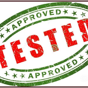 K&ouml;nnte beinhalten: Ein gr&uuml;ner ovaler Stempel mit dem Text "TESTED" in Rot und "APPROVED" in Gr&uuml;n um den Rand herum.