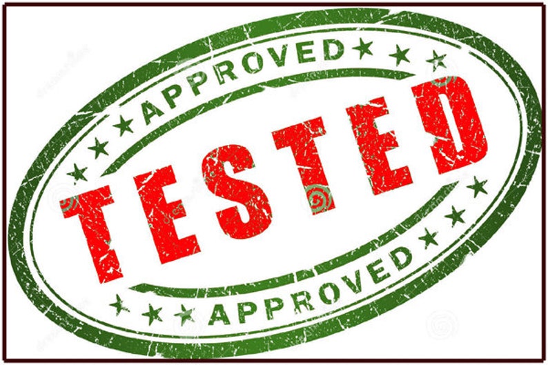 K&ouml;nnte beinhalten: Ein gr&uuml;ner ovaler Stempel mit dem Text "TESTED" in Rot und "APPROVED" in Gr&uuml;n um den Rand herum.