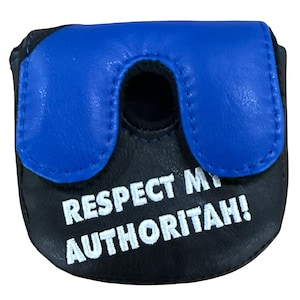 K&ouml;nnte beinhalten: Ein schwarz-blauer Putter-Schl&auml;gerhaube mit einem U-f&ouml;rmigen Ausschnitt an der Oberseite. Der schwarze Bereich ist mit dem wei&szlig;en Text "RESPECT MY AUTHORITAH!" in einer fetten, serifenlosen Schrift bestickt. Die H&uuml;lle hat eine glatte, lederartige Textur.