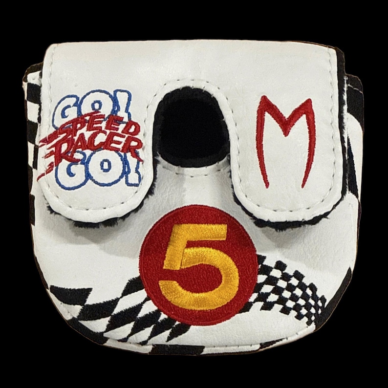 Puede incluir: Funda blanca para la cabeza del palo de golf con el texto "GO! SPEED RACER GO!" en rojo y azul. Cuenta con un c&iacute;rculo rojo con un "5" amarillo y una "M" roja. Dise&ntilde;o de bandera a cuadros en blanco y negro en los laterales.