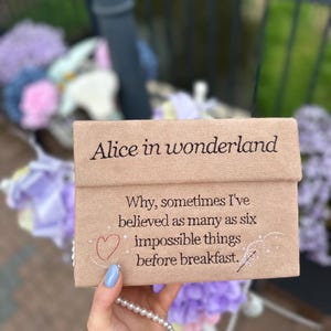 Sac de citation de livre brodé de luxe Alice au pays des merveilles - Sac à main en velours élégant pour les amateurs de lecture - Cadeau littéraire classique avec emblème