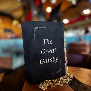 The Great Gatsby - Sac de luxe brodé pour citations de livres - Élégant sac à main littéraire en velours pour les amateurs de lecture - Cadeau littéraire classique avec emblème