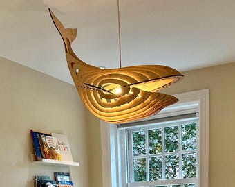 Lampenschirm in Walform. Deckenleuchter aus Holz. Hängendes Wallicht. Selbstmontage Lampe. Kinderzimmerbeleuchtung. Wal Geschenk. Bastelset Lampenfische.