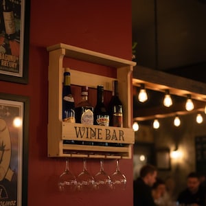 Porta whisky in legno rustico: minibar a parete con portabicchieri