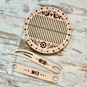 Backstrap-weefset - gepersonaliseerde cadeauset. Stijf weefgetouw met pendels. Startpakket voor riem, riem of vlechtwerkbord.