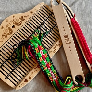 手織り機 - パーソナライズギフト。リジッドヘドルとシャトル付き。バックストラップ織りキット。子供用織機。ベルト、ストラップ、またはブレードの織り方を学べます。