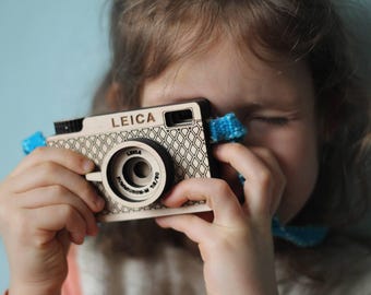 Personlig träleksakskamera "Leica": Låtsaslekgåva för barn