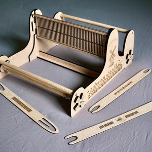 Telaio da tavolo con licci rigidi. Kit regalo personalizzato per tessitura. Telaio per principianti. Arte della tessitura a mano. Telaio per nastri, nastri, arazzi. Telaio per bambini