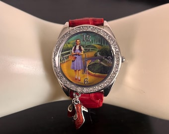 ヴィンテージのドロシー オズの魔法使い腕時計、赤いバンドとルビーの靴付き