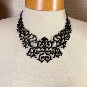 Collar gótico romántico vintage de metal negro con intrincado diseño victoriano