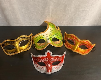 Disfraz vintage hecho a mano en papel maché dorado, rojo y negro con purpurina. Se vende por separado.