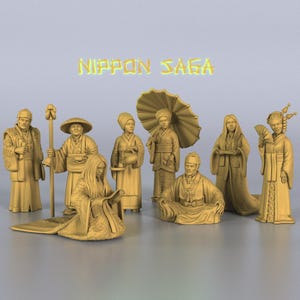 Könnte beinhalten: Ein Set aus acht Miniaturfiguren, die Charaktere aus der japanischen Mythologie darstellen. Die Figuren sind in Goldfarbe bemalt und in verschiedenen Posen dargestellt. Die Figuren sind auf einem grauen Hintergrund angeordnet. Der Text "NIPPON SAGA" wird über den Figuren angezeigt.