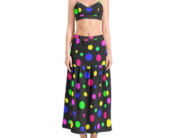 Conjunto de top bralette de lunares neón y falda hasta el muslo con abertura alta.