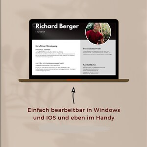 Pu&ograve; includere: Uno schermo di laptop che mostra un curriculum vitae per Richard Berger, uno studente. Il curriculum vitae include sezioni per l'esperienza lavorativa, il profilo personale e le informazioni di contatto. Il testo sullo schermo &egrave; in tedesco. Il laptop &egrave; su una superficie marrone con un'ombra sotto.