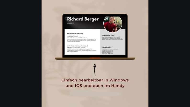 Pu&ograve; includere: Uno schermo di laptop che mostra un curriculum vitae per Richard Berger, uno studente. Il curriculum vitae include sezioni per l'esperienza lavorativa, il profilo personale e le informazioni di contatto. Il testo sullo schermo &egrave; in tedesco. Il laptop &egrave; su una superficie marrone con un'ombra sotto.