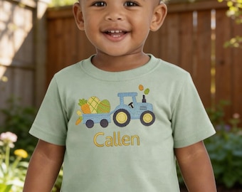 Camiseta infantil para caça aos ovos de Páscoa com estampa de trator em fazenda de feno