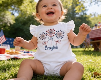 Camiseta infantil personalizada com tema de fogos de artifício para o 4 de julho - Camiseta patriótica infantil com bordado de estrelas e fogos de artifício.