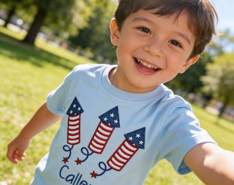 Camiseta infantil personalizada com tema de fogos de artifício para o 4 de julho - Camiseta patriótica infantil com bordado de estrelas e fogos de artifício.
