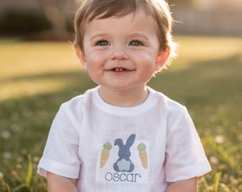Camiseta azul de Páscoa com rabinho de algodão de coelhinho menino