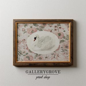 Könnte beinhalten: Ein gerahmter Druck mit einem weißen Schwan mit rotem Schnabel, vor einem floralen Hintergrund in Rosa- und Grüntönen. Das Kunstwerk ist in einem braunen Holzrahmen eingefasst. Der Text "GALLERYGROVE print shop" ist unten zu sehen.