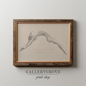 Könnte beinhalten: Gerahmte Bleistiftskizze einer Person in einer Rückbeuge. Das Kunstwerk befindet sich in einem braunen Holzrahmen mit einem goldenen Innenrand. Der Text "GALLERYGROVE print shop" befindet sich am unteren Rand des Bildes.