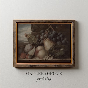 Könnte beinhalten: Gerahmtes Stillleben-Gemälde mit Trauben, Birnen und Pflaumen. Das Kunstwerk hat eine dunkle, Vintage-Ästhetik mit einem Holzrahmen. Der Text "GALLERYGROVE print shop" befindet sich unten.