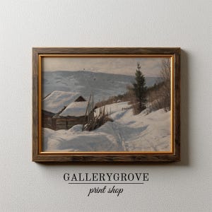 Könnte beinhalten: Gerahmter Kunstdruck einer Winterlandschaft mit schneebedeckter Hütte und Weg. Das Kunstwerk, in einem Holzrahmen, zeigt eine verschneite Szene mit Zaun und Bäumen. Der Name des Shops steht unten.
