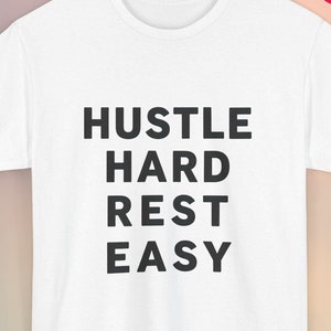 モチベーションシャツ、ハッスル・ハード・レスト・イージーTシャツ、インスピレーションを与える名言Tシャツ、カジュアルグラフィックシャツ、ワークアウトモチベーションシャツ