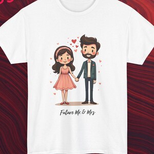 かわいい未来のミスターとミセスのTシャツ、恋する漫画のカップル、完璧な婚約ギフト、結婚式の計画Tシャツ、ロマンチックなギフトのアイデア、カップルの目標