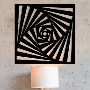 Op de afbeelding: Zwarte geverfde MDF wandkunst met een geometrisch ontwerp van een spiraal. De kunst hangt aan een grijze muur in een woonkamer.