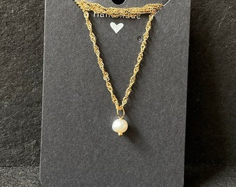 simple necklace - freshwater pearl gold
