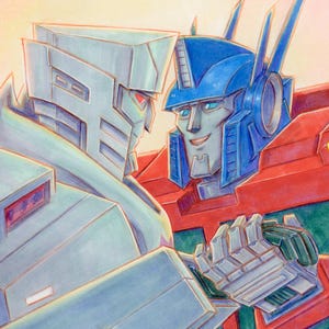 Pode incluir: Ilustração de dois personagens Transformers, um prateado e outro vermelho e azul, em um abraço terno. O personagem prateado tem olhos vermelhos, enquanto o personagem azul tem um rosto sorridente. A obra de arte é feita em aquarela.