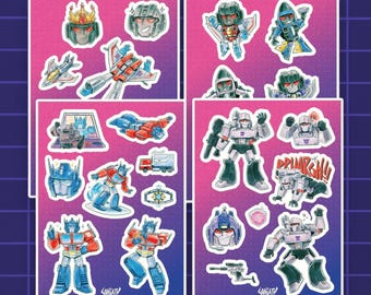 Könnte beinhalten: Vier Aufkleberbögen mit Transformers-Figuren im Cartoon-Stil, darunter Optimus Prime, Megatron, Starscream und andere Roboter in verschiedenen Posen, Fahrzeugmodi und Kopfporträts, vor einem leuchtenden rosa-blauen Hintergrund.
