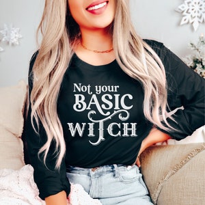 Camiseta unisex de manga larga de bruja - No es tu camiseta de bruja básica - Ropa de bruja - Camiseta básica de bruja - Top de Halloween - Camiseta de bruja - Remera de otoño