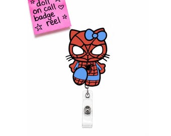 Pode incluir: Um porta-crachá com um design de personagem que combina um gato com um laço azul e um traje vermelho e azul com tema de aranha. Uma nota quadrada rosa acima exibe o texto: doll on call badge reel, decorado com estrelas e um coração.