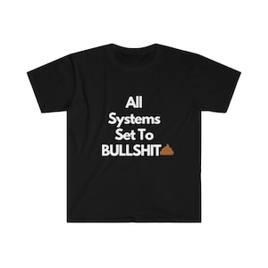 Può includere: Maglietta nera con testo bianco che recita "All Systems Set To BULLSHIT" con un'emoji di cacca marrone.
